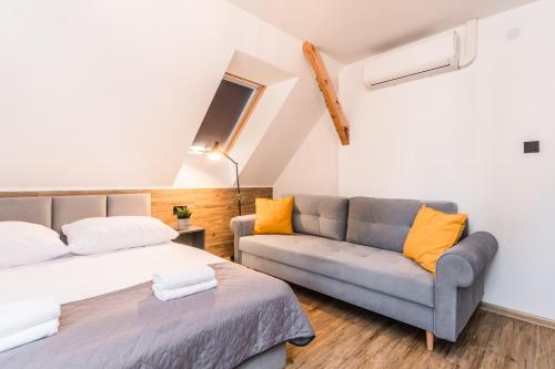 1 queen bed, 1 sofa bed