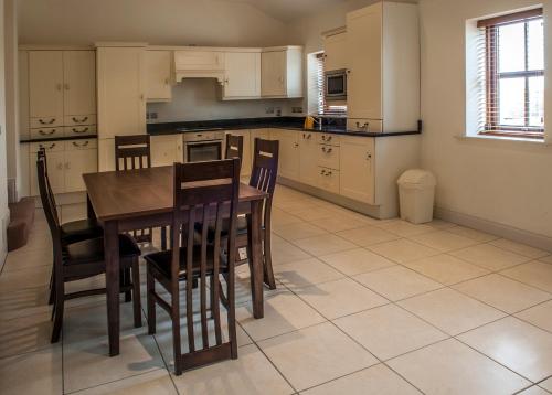 virtuve, New Forest Estate Lodges in Tyrrellspass