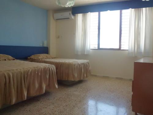 1 double bed, 1 twin bed