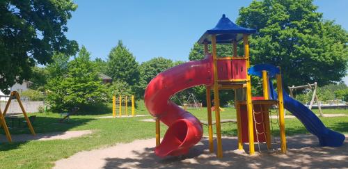 สนามเด็กเล่น, Zur alten Tischlerei in โอเบอร์ฮอฟ