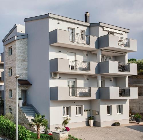 Apartment with Sea View image 2