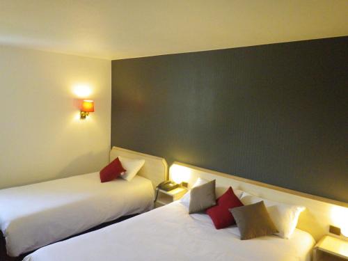 3 twin beds