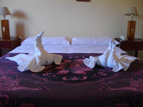 1 double bed, 2 twin beds