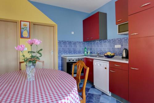 Family friendly apartments with a swimming pool Kastel Sucurac, Kastela - 14047