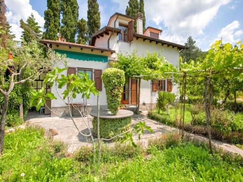 Soothing villa in Fivizzano with a private garden