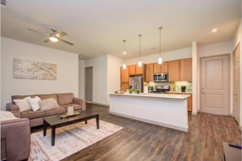 Spacious Luxury unit located in Downtown Houston!