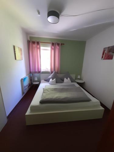 2 bedrooms, 3 beds