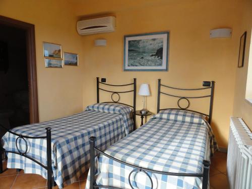 2 twin beds