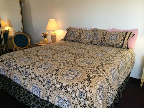 . Crystal Palace Inn Brownfield