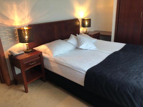 1 queen bed, 1 sofa bed