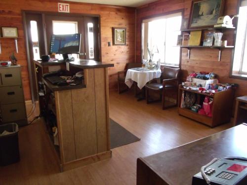 Narrow Gauge Railroad Inn - 로비