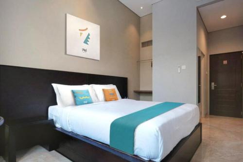 SANS Hotel Empress Simpang Lima