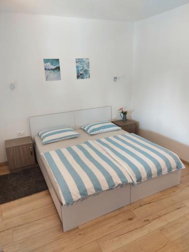 1 queen bed, 1 sofa bed