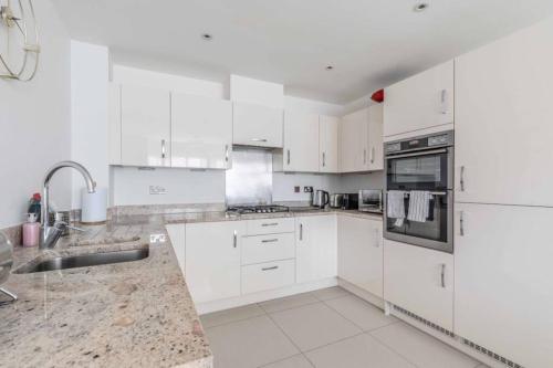STYLISH 4 BED/2 BATH & PARKING - PINEWOOD/HEATHROW