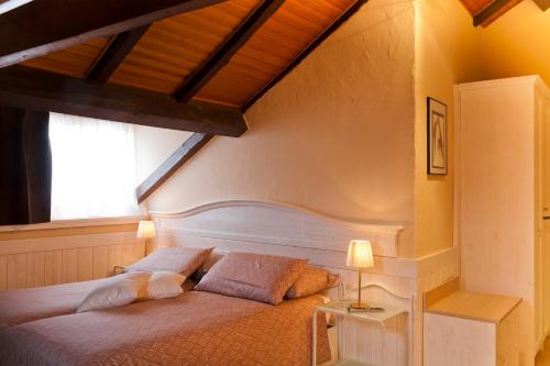 2 twin beds, 1 sofa bed