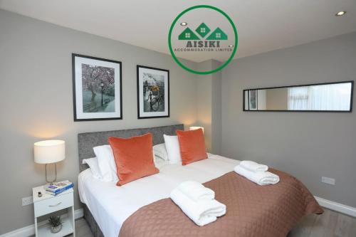 Aisiki Stays Apartments at Hillingdon, 3-Bedroom & 2-Bathroom, Pet-Friendly House with Garden, King or Twin Beds with Free Wi-Fi and Parking Space gîte à louer Ickenham