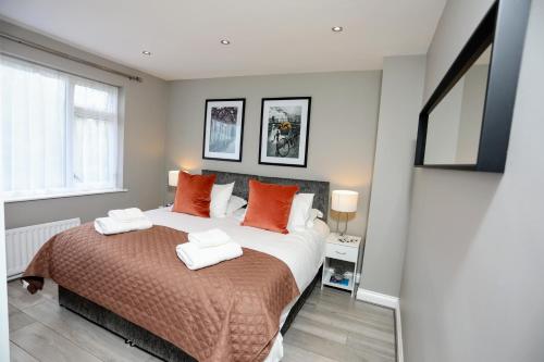FW Haute Apartments at Hillingdon, 3 Bedrooms and 2 Bathrooms Pet Friendly HOUSE with Garden, with King or Twin beds with FREE WIFI and FREE PARKING photo 3