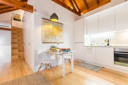 Home in Porto - Cozy 2BR Duplex by LovelyStay, Porto (fotografie 10)