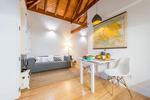  Home in Porto - Cozy 2BR Duplex by LovelyStay, Pension in Porto