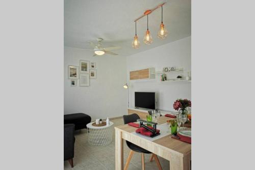  Piso con piscina, aire acondicionado y garaje a 350 m de la playa en Aguadulce, Ferienwohnung in Aguadulce