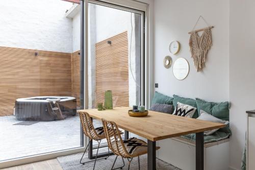 Bright cozy apartment+city garden+outdoor jacuzzi