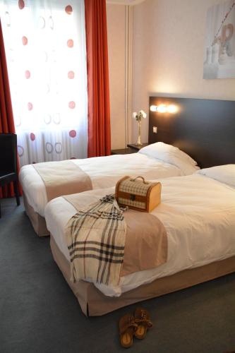 1 double bed, 2 twin beds