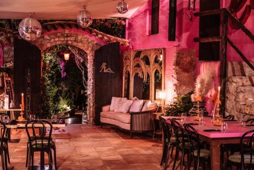 Pikes Hotel