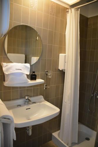 Hotel de France Set in a prime location of Saint-Geniez-dOlt, Hotel de France puts everything the city has to offer just outside your doorstep. The property features a wide range of facilities to make your stay a pl