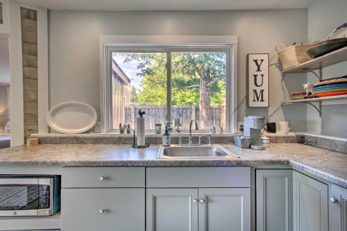 Sweet Helena Cottage Pet Friendly and Walkable - image 6