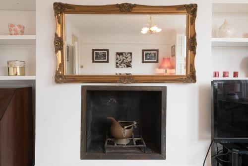 A very English 2 bedroom flat in Fulham