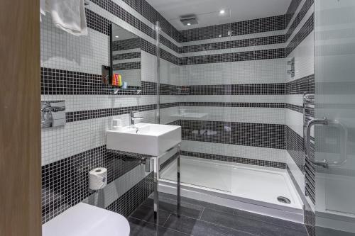 Stay Central Hotel - image 8