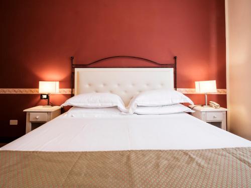 Classic Double or Twin Room image 7
