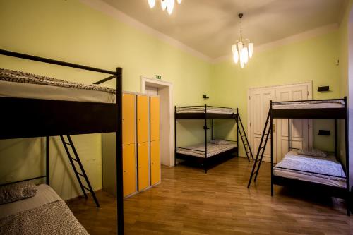 Bed in 6-Bed Mixed Dormitory Room image 1