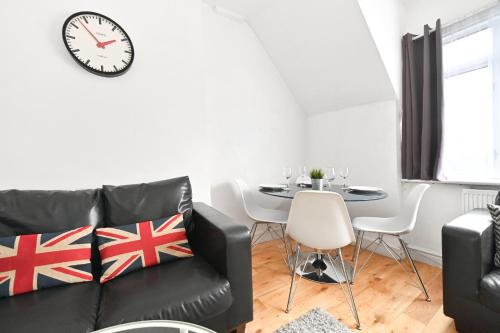 Soho Apartment, Theatres & Old Compton Street 3