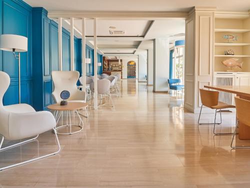 ผับ/เลาจน์, Mònica Hotel (Monica Hotel) in ใจกลางเมืองกัมบริลส์