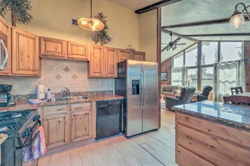 Flagstaff Townhome - Walk to Country Club - Pools! - image 7