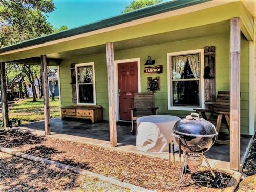 Létesítmények, Cowboys and Angels RV Park, Cabins, and Events in Mountain Home (TX)
