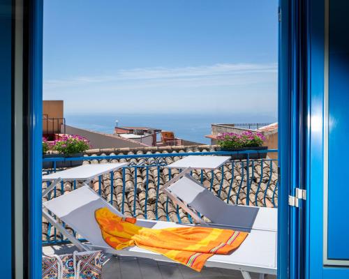 Double Room with Balcony and Sea View image 5