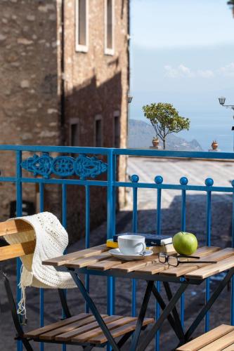 Double Room with Balcony and Sea View image 6