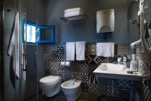 Double Room with Balcony and Sea View image 3