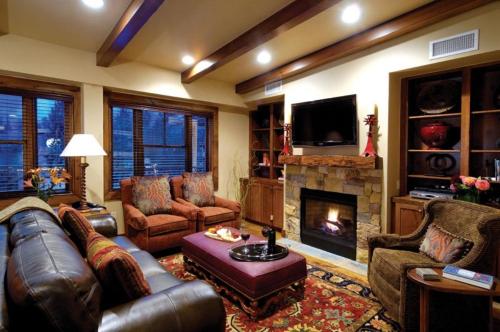 Innsbruck Aspen Deluxe Two-Bedroom Suite 1 w/ Hot tub, Centrally located