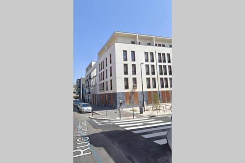 Appartement dernier etage, balcon, parking gratuit !
