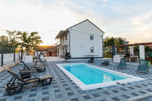 B&B Čupici - Beautiful Villa SHINE with swimming pool and jacuzzi - Bed and Breakfast Čupici