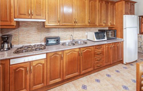 Nice home in Montefrio with Outdoor swimming pool WiFi and 5 Bedrooms - image 3