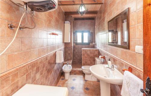 Nice home in Montefrio with Outdoor swimming pool WiFi and 5 Bedrooms - image 8