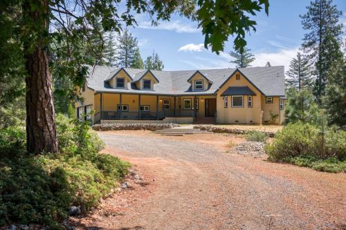 Moonrise Lodge - A Large Vacation Home in Mariposa