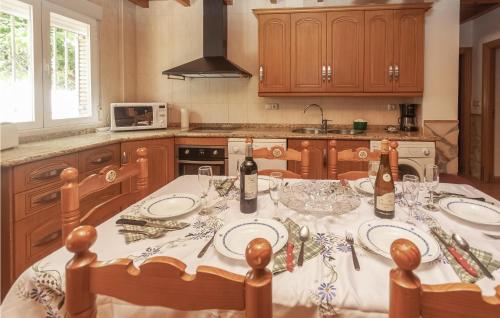 Awesome home in Montefrio with Outdoor swimming pool WiFi and 3 Bedrooms - image 8