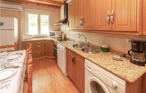 Awesome home in Montefrio with Outdoor swimming pool WiFi and 3 Bedrooms - image 3