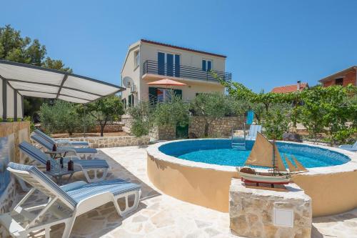 Holiday house with a swimming pool Rogac Solta - 16444