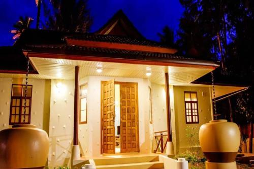 5 Bedroom Beachfront Villa Sea Breeze